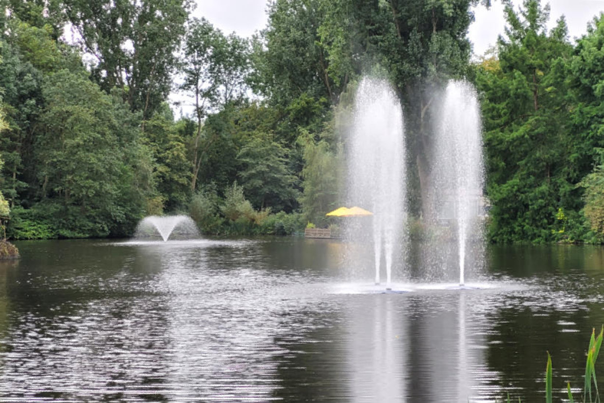 vier drijvende fonteinen in het Amstelpark, Amsterdam